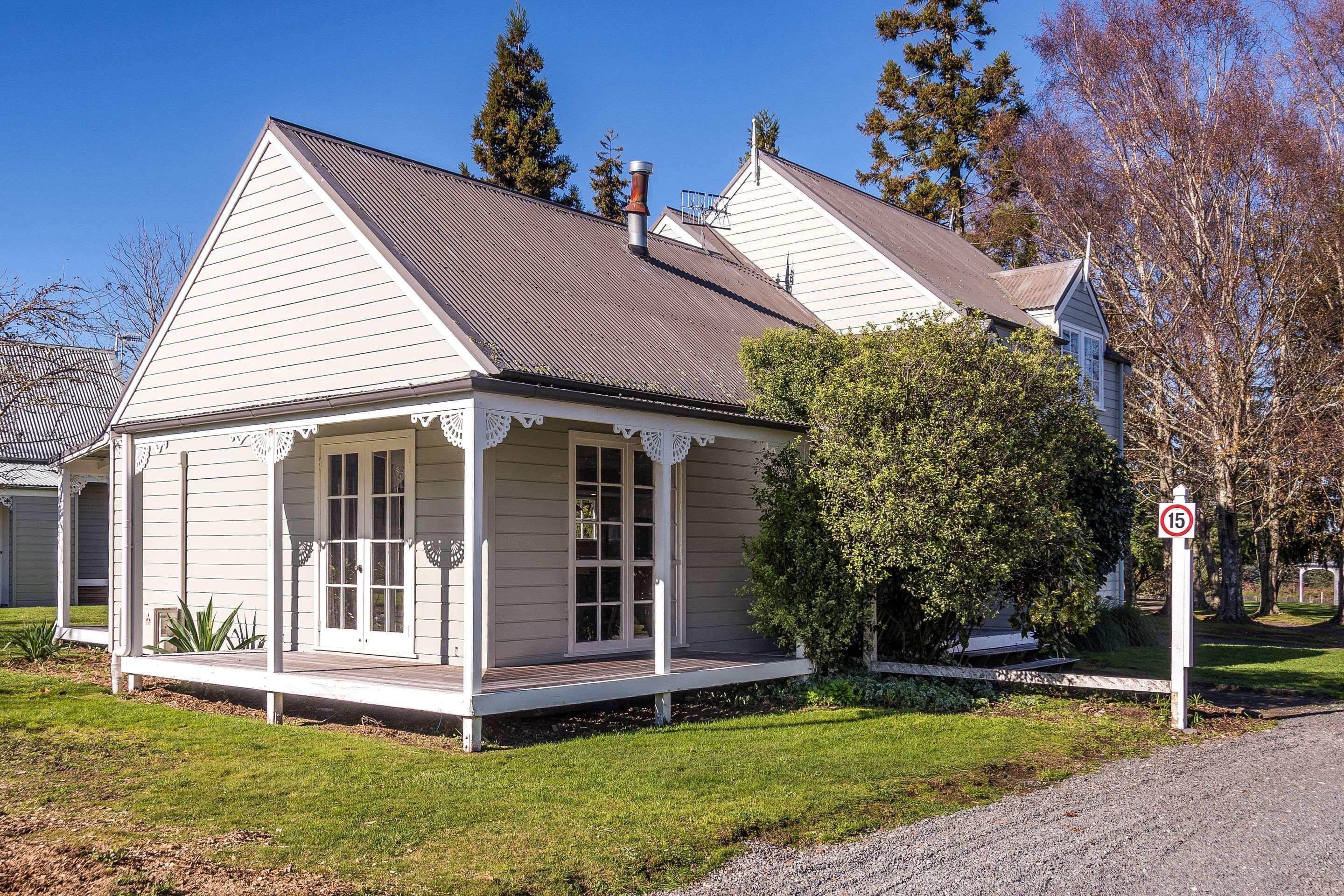 Huka Falls Resort Taupo Exterior foto The former police station at the centre of the village