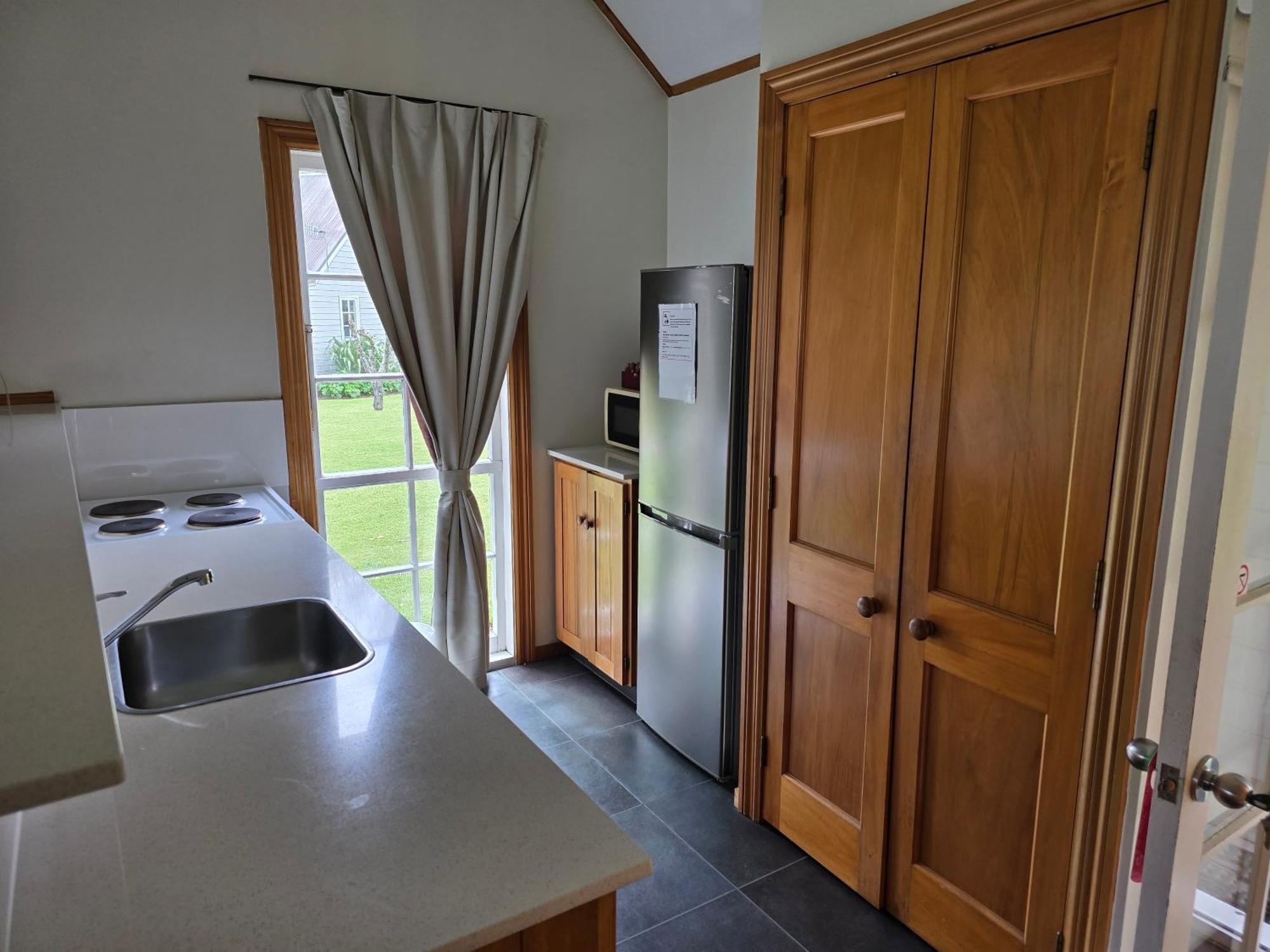 Huka Falls Resort Taupo Exterior foto Kitchen in a typical one-bedroom apartment