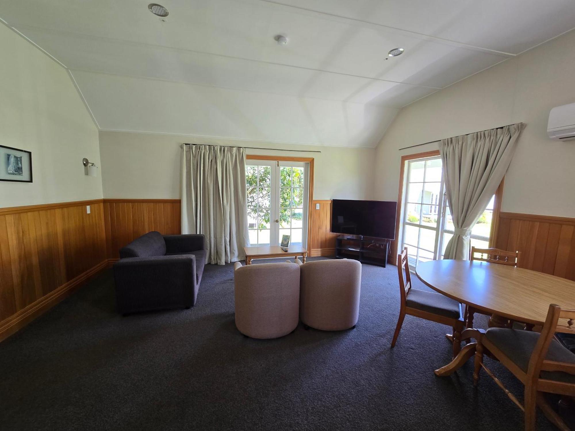 Huka Falls Resort Taupo Exterior foto The lounge of a two-bedroom apartment at the hotel